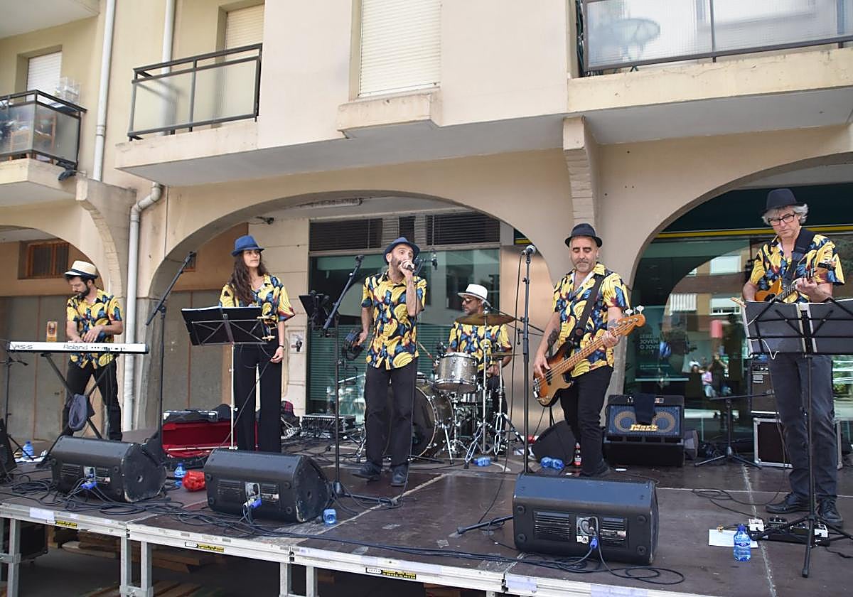 El grupo riojano La Orquestina Anarcoyeyé animó el vermú en la plaza de San Isidro en el último día de las fiestas de la juventud de Autol.