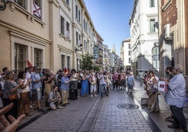 Asistentes al tributo celebrado ayer en la calle Portales de Logroño.