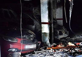 Dos de los vehículos más afectados en el incendio de General Urrutia.