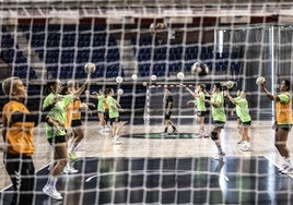 Las jugadoras del Grafometal durante el entrenamiento de ayer por la tarde en el Palacio de los Deportes.