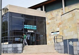 Entrada al complejo deportivo Aqualar de Lardero.