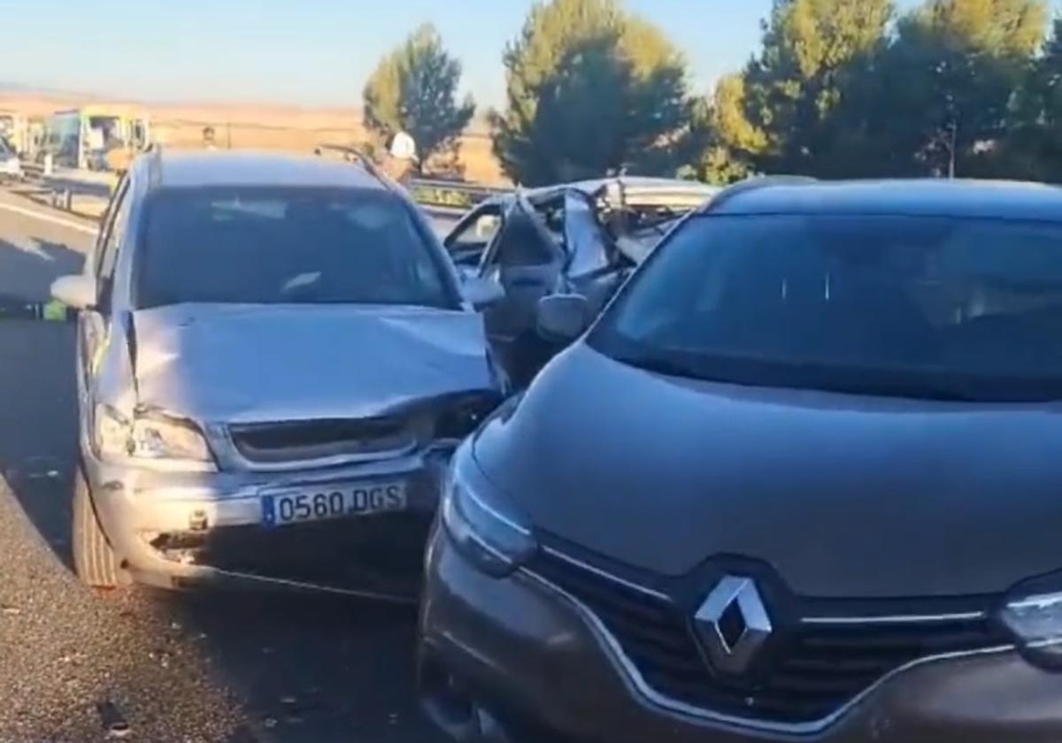 Choque en cadena en la autovía del Camino con tres heridos, uno de ellos un motorista grave