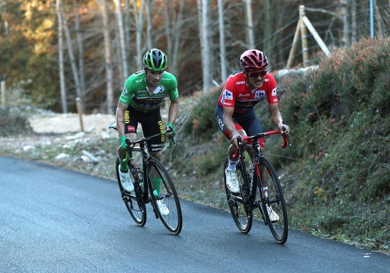 El ecuatoriano Richard Carapaz (Ineos) (d) y el esloveno Primoz Roglic (Jumbo Visma) durante el ascenso al Moncalvillo, en 2020.