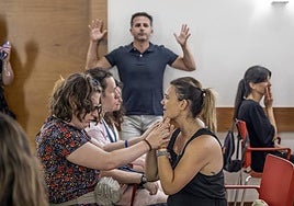 Noelia Lirola junto con su guía-intérprete, durante el encuentro de jóvenes sordociegos celebrado en Logroño.