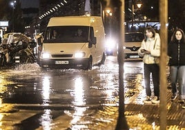 Reventón de una tubería el pasado 2023 que dejó el entorno de Vara de Rey como un río.