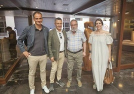 Félix Feyes junto al alcalde, Conrado Escobar, y los concejales Miguel Sainz y Rosa Fernández.