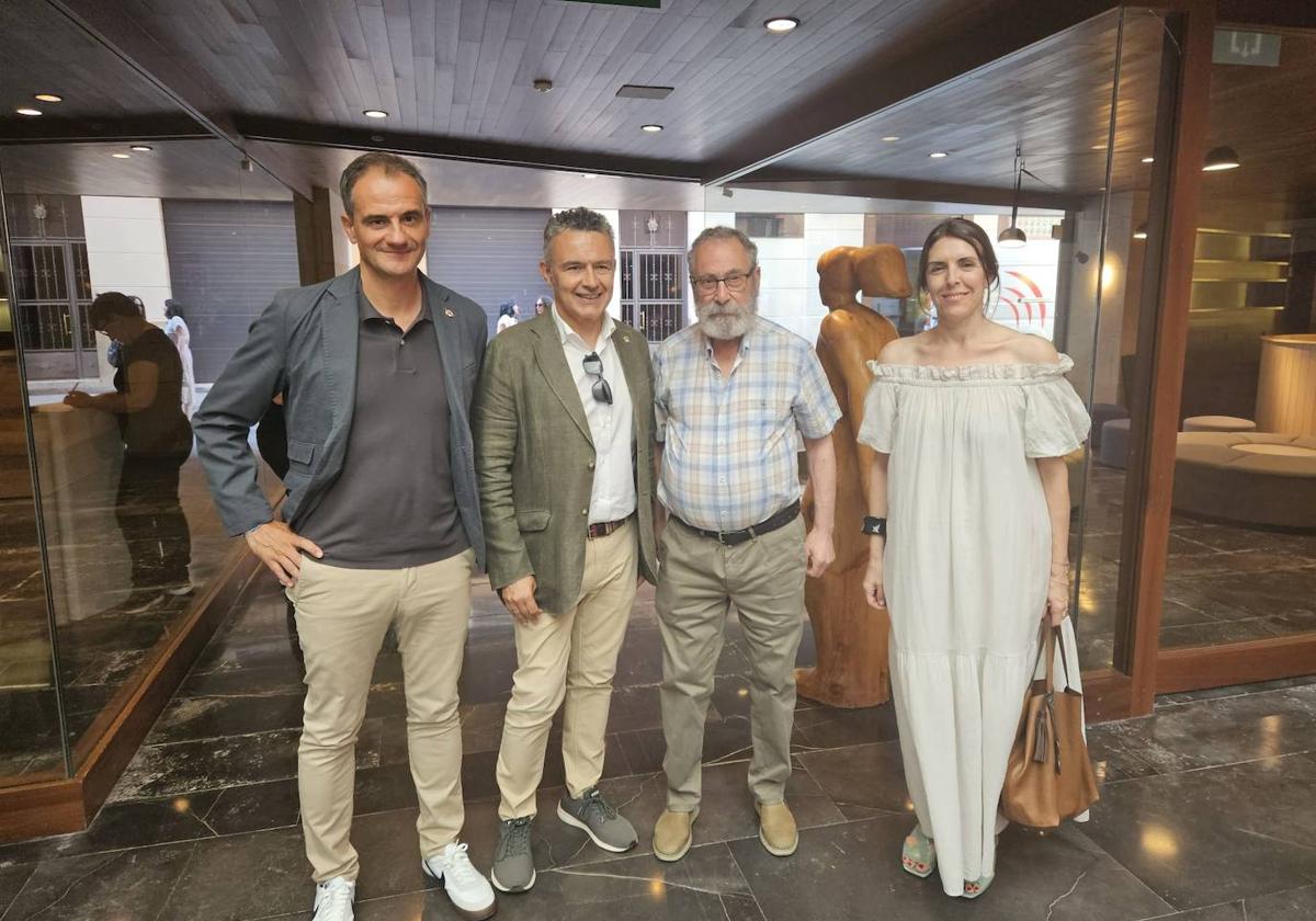 Félix Feyes junto al alcalde, Conrado Escobar, y los concejales Miguel Sainz y Rosa Fernández.