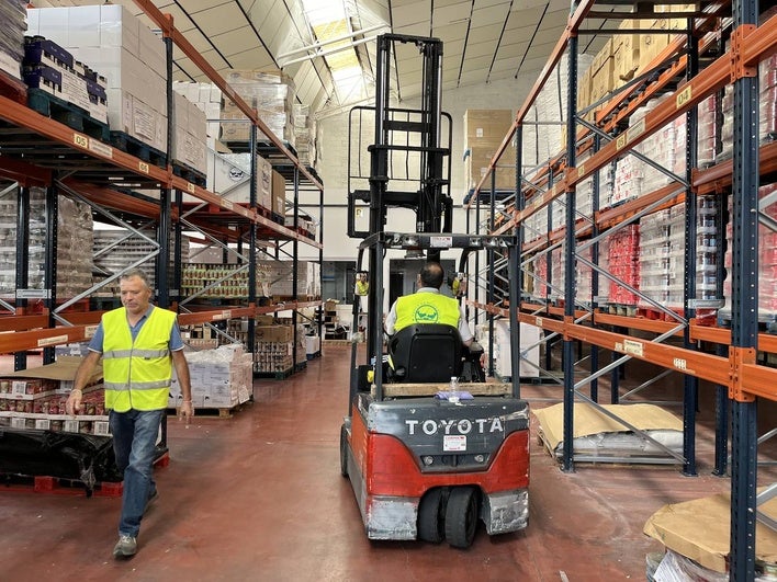 Dos voluntarios en las instalaciones del Banco de Alimentos de La Rioja