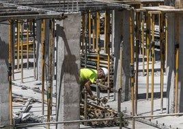 Un operario trabaja en unas obras en Logroño.