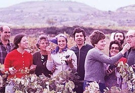 Pilar Ramírez de la Piscina (de rojo), con unos amigos de Ábalos en una vendimia de los años 70 del siglo pasado.