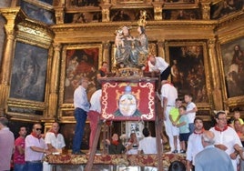 Preparativos para la subida de Santa Ana a su lugar en el camarín que preside el altar mayor de la parroquia.