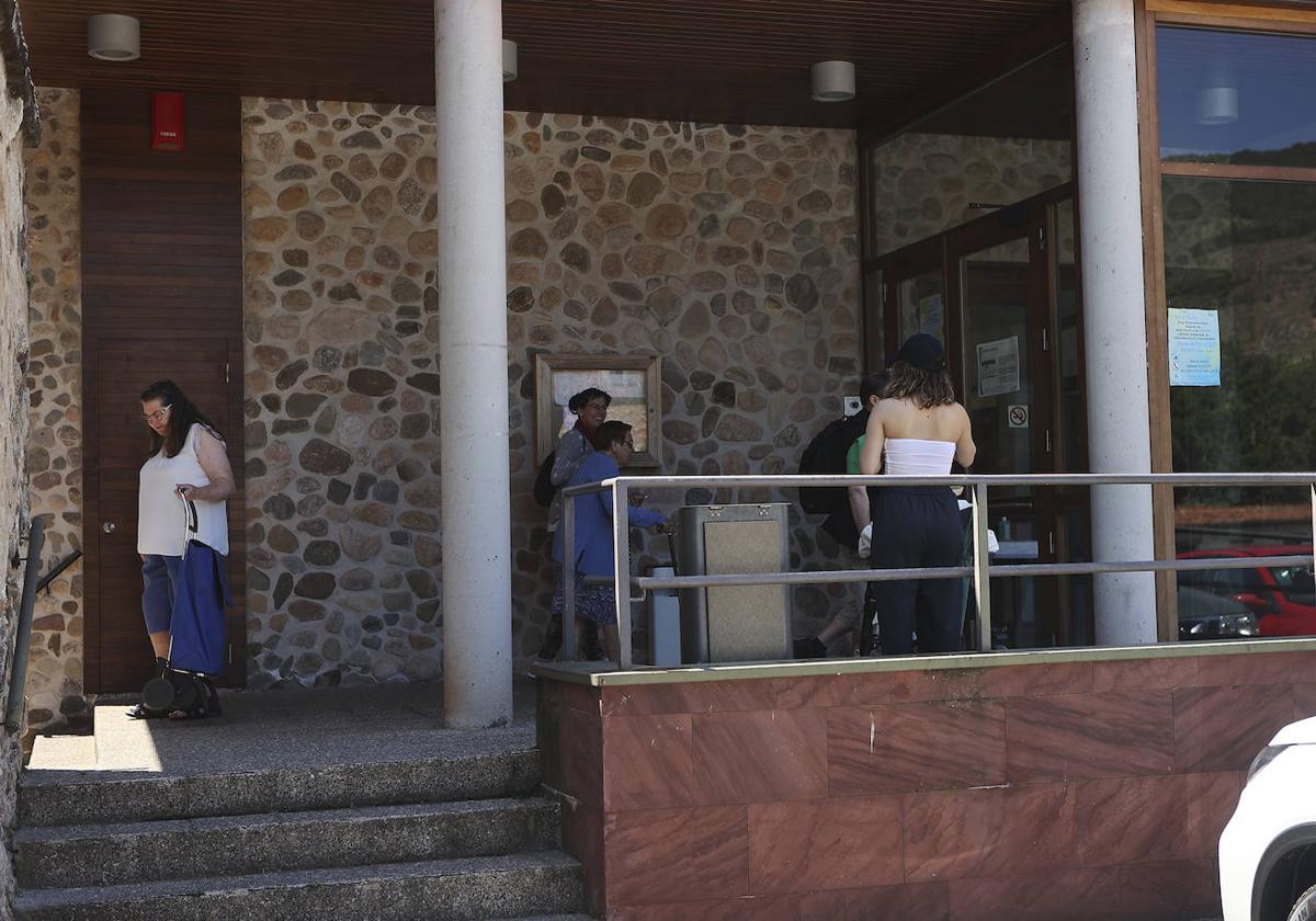 La entrada del centro de salud de Ezcaray, con varios pacientes en la entrada;unos acuden a recibir la atención médica y otros se marchan a sus hogares.