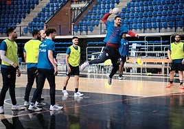 Roly Uríos lanza en un entrenamiento.