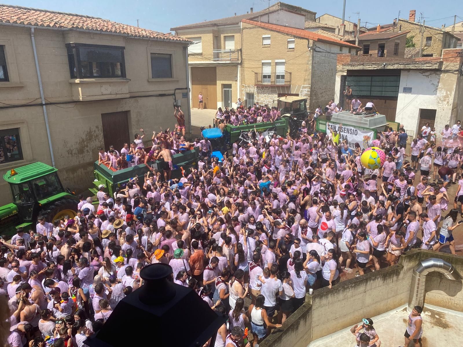 Alegría desatada en la Batalla del Clarete de este domingo, en San Asensio.