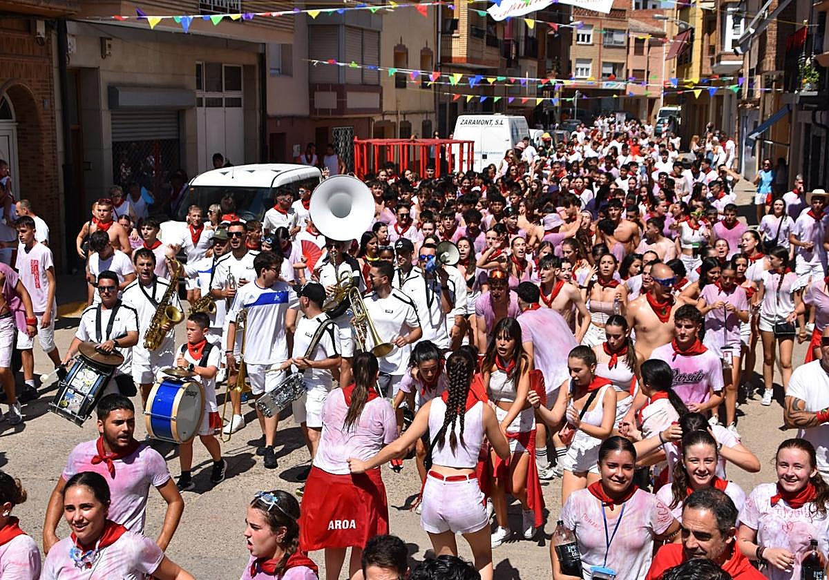 Recorrido de la charanga Los Cachorros con numerosas cuadrillas, en Rincón de Soto después del chupinazo.
