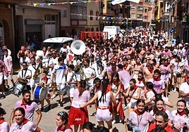 Recorrido de la charanga Los Cachorros con numerosas cuadrillas, en Rincón de Soto después del chupinazo.
