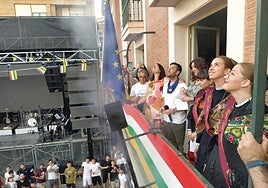 Las majas de Lardero de este año, tras el lanzamiento del cohete de las fiestas de San Pedro y San Marcial el pasado mes de junio.