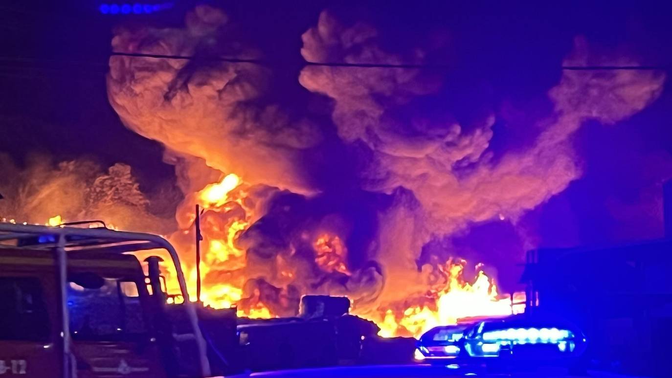Llamas y humo al comienzo del incendio.