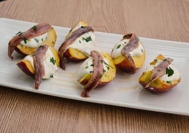 Nectarinas con queso fresco y anchoas
