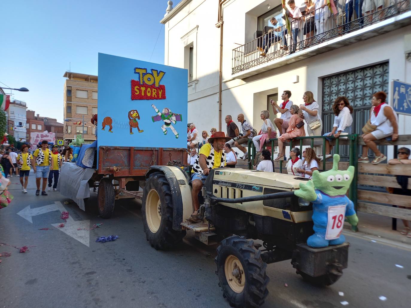 Desfile de carrozas en las fiestas de Rincón de Soto