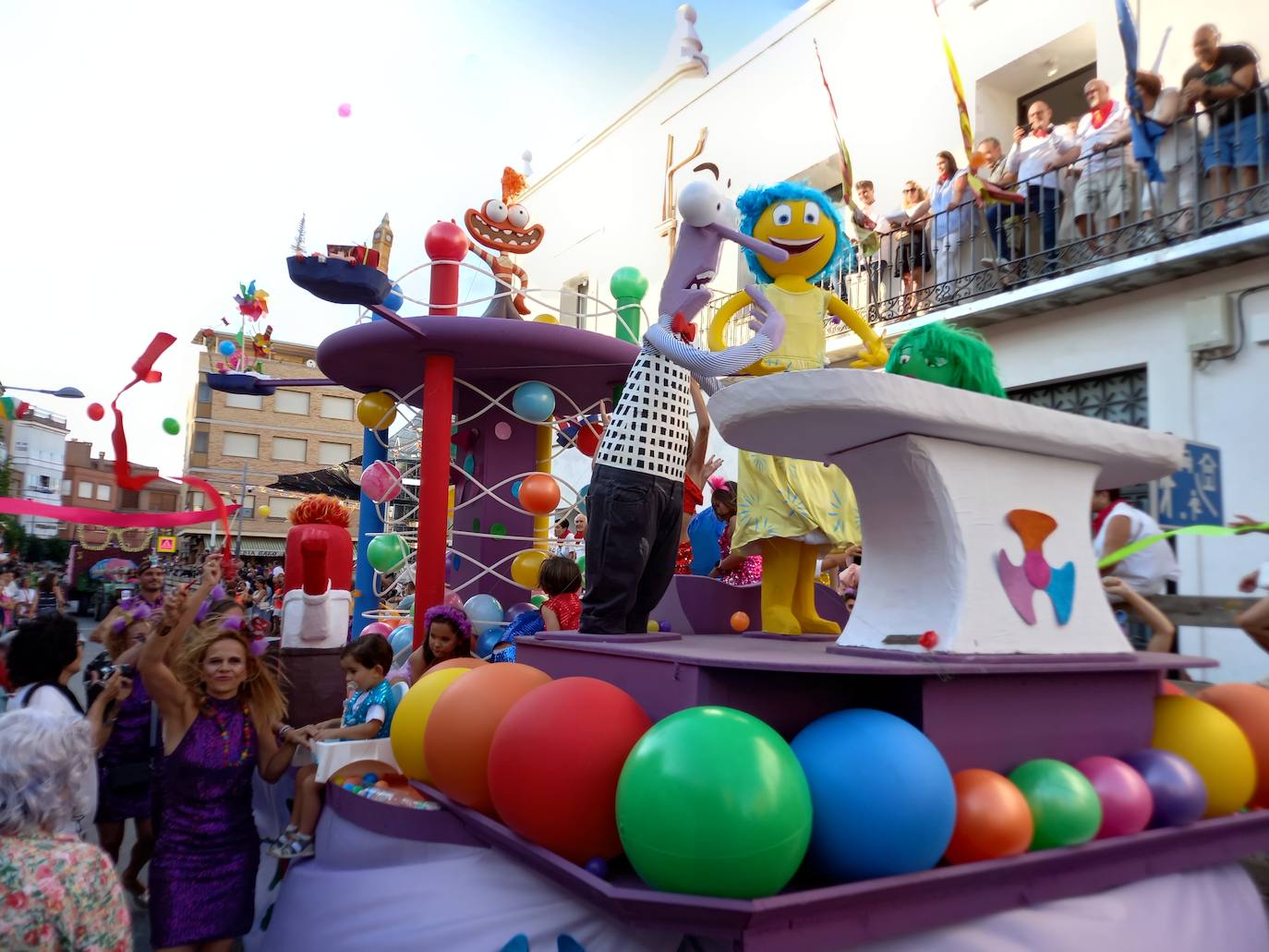 Desfile de carrozas en las fiestas de Rincón de Soto