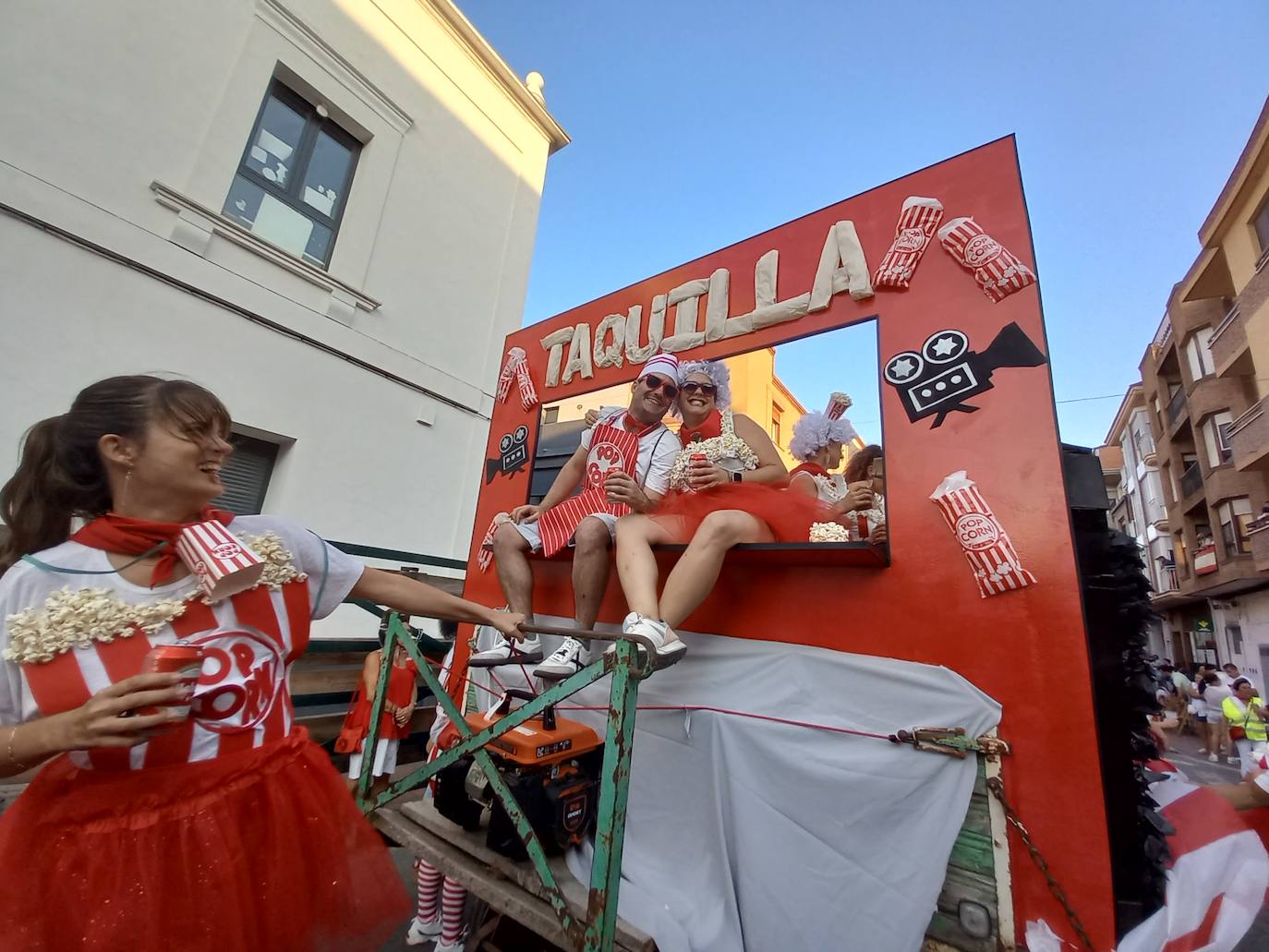 Desfile de carrozas en las fiestas de Rincón de Soto