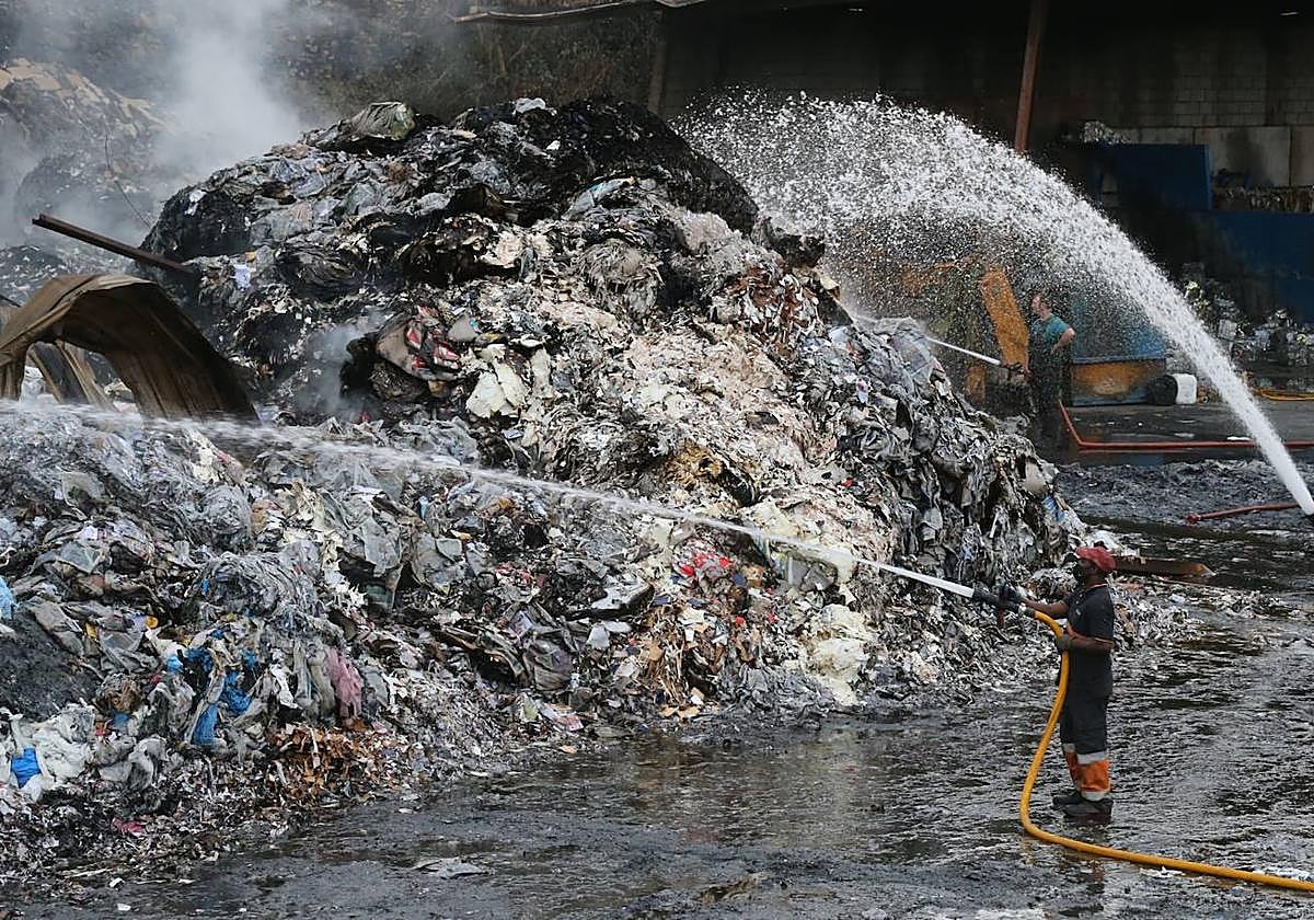 Labores de refresco, ayer en Recirsa.