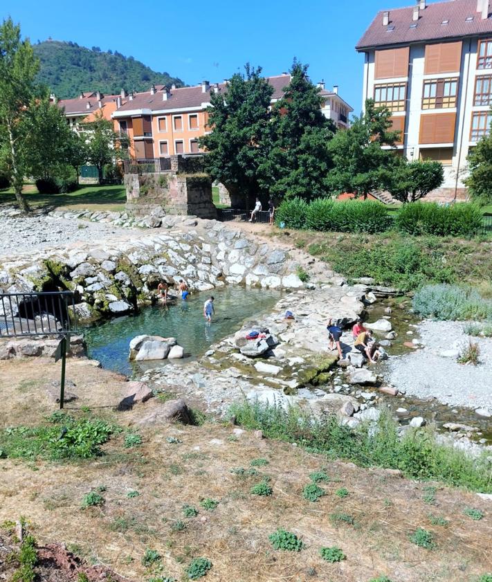 Imagen secundaria 2 - Baño permitido, pero no recomendado, en zonas naturales como ríos y embalses