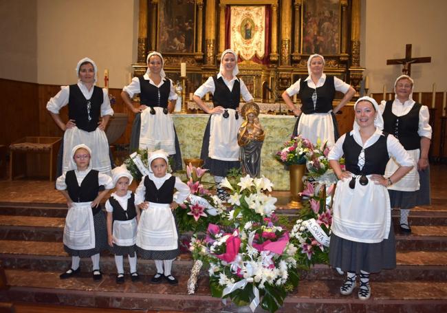 Grupo de danzas con la imagen de la patrona.