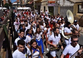 Pasacalles con la charanga en las fiestas de Quel de 2023.