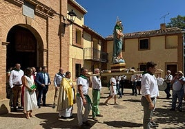 Salida de la procesión con la Virgen del Rosario, ayer en Valverde.