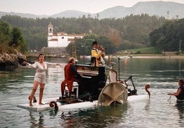 El barco anfibio sobre el que se desarrolla el espectáculo 'VoloSwing'.