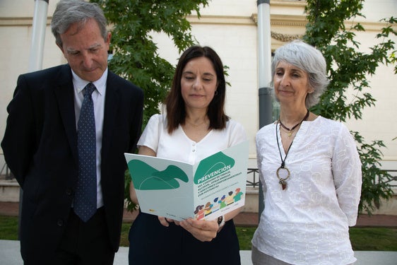 Carlos Piserra, Eva Martínez Ochoa y Puy Martínez hojean un ejemplar de la guía de prevención.