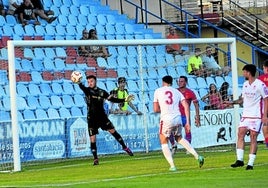 Azón evitó un gol de la Cultural al final del partido del 31 de julio.