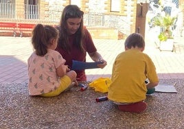 Rocío Rubio, junto a dos niños que acuden a la ludoteca de Camprovín.