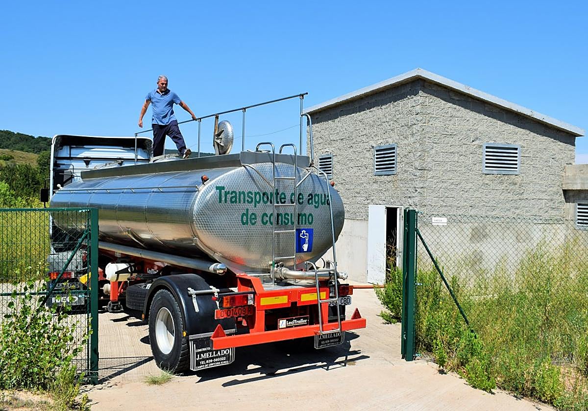 El camión cisterna del parque móvil de la Comunidad Autónoma de La Rioja descarga agua en el depósito municipal de Daroca de Rioja durante el pasado miércoles.