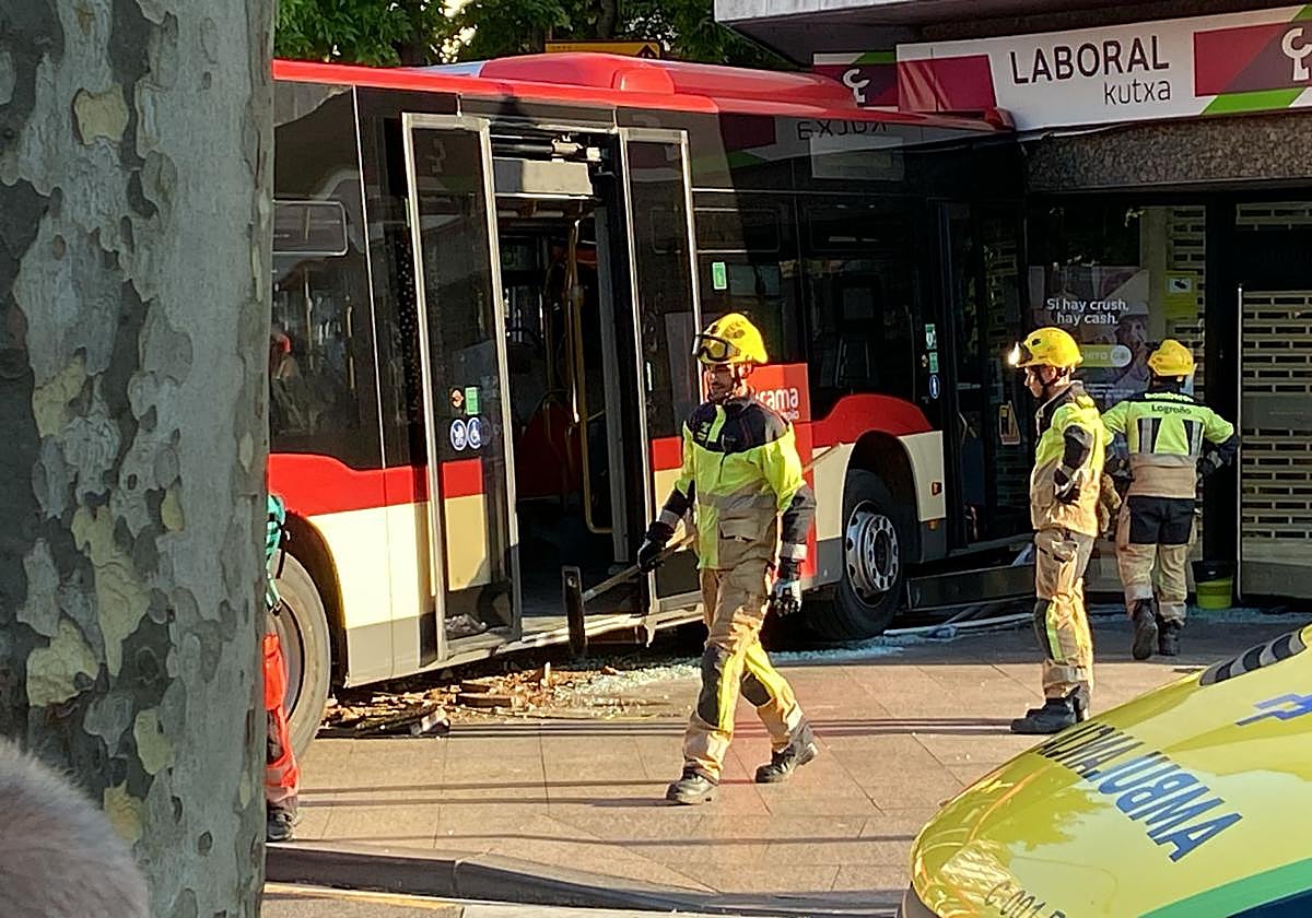 Siete personas trasladadas tras chocar un autobús urbano contra un edificio en el Espolón de Logroño