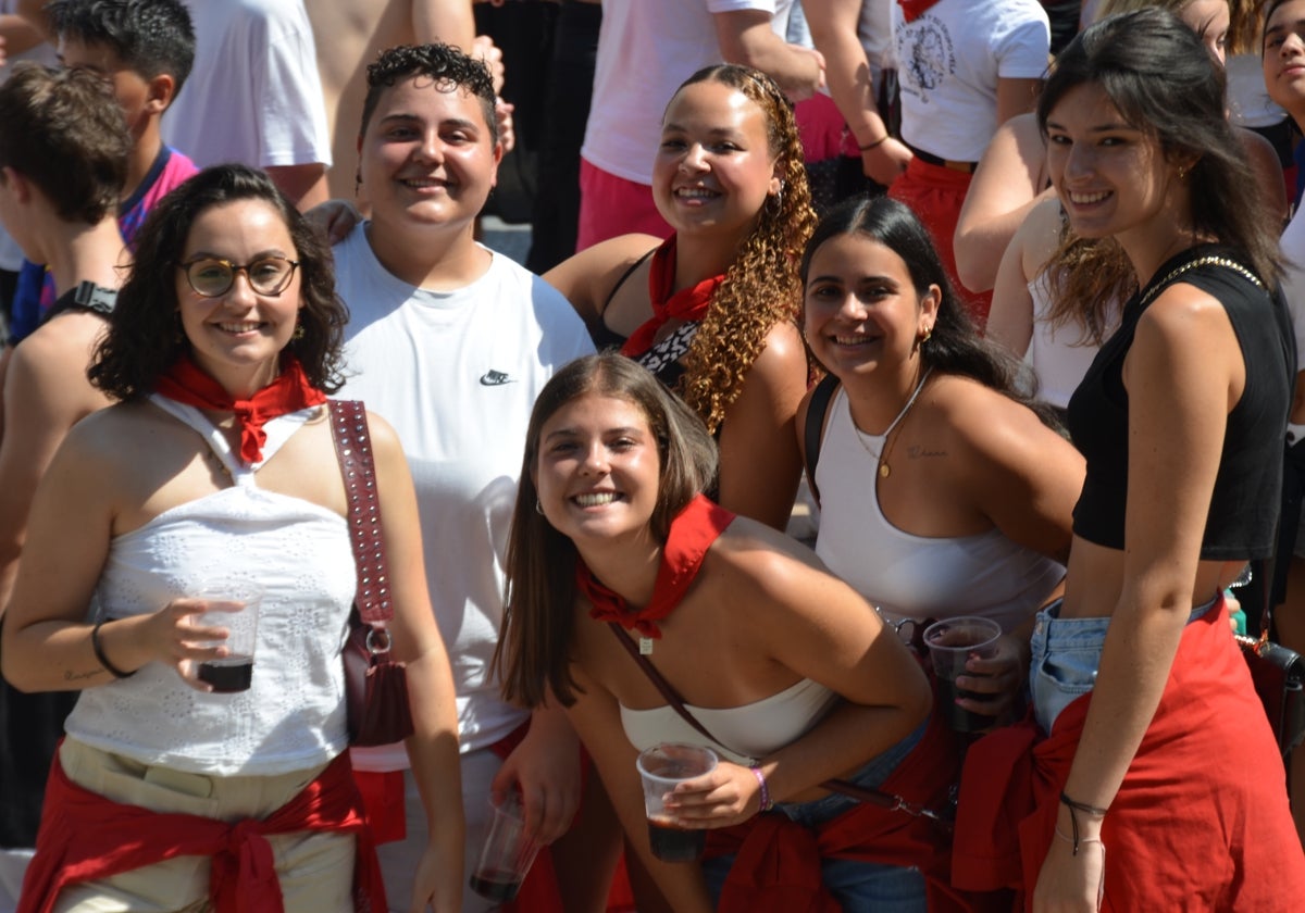 Un grupo de chicas disfrutando del 'chupijoven'