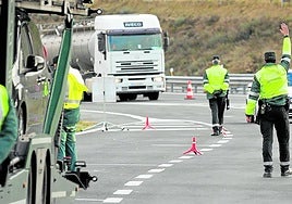 Un control de la Guardia Civil junto a la entrada de la AP-68 en Logroño, en una imagen de archivo.