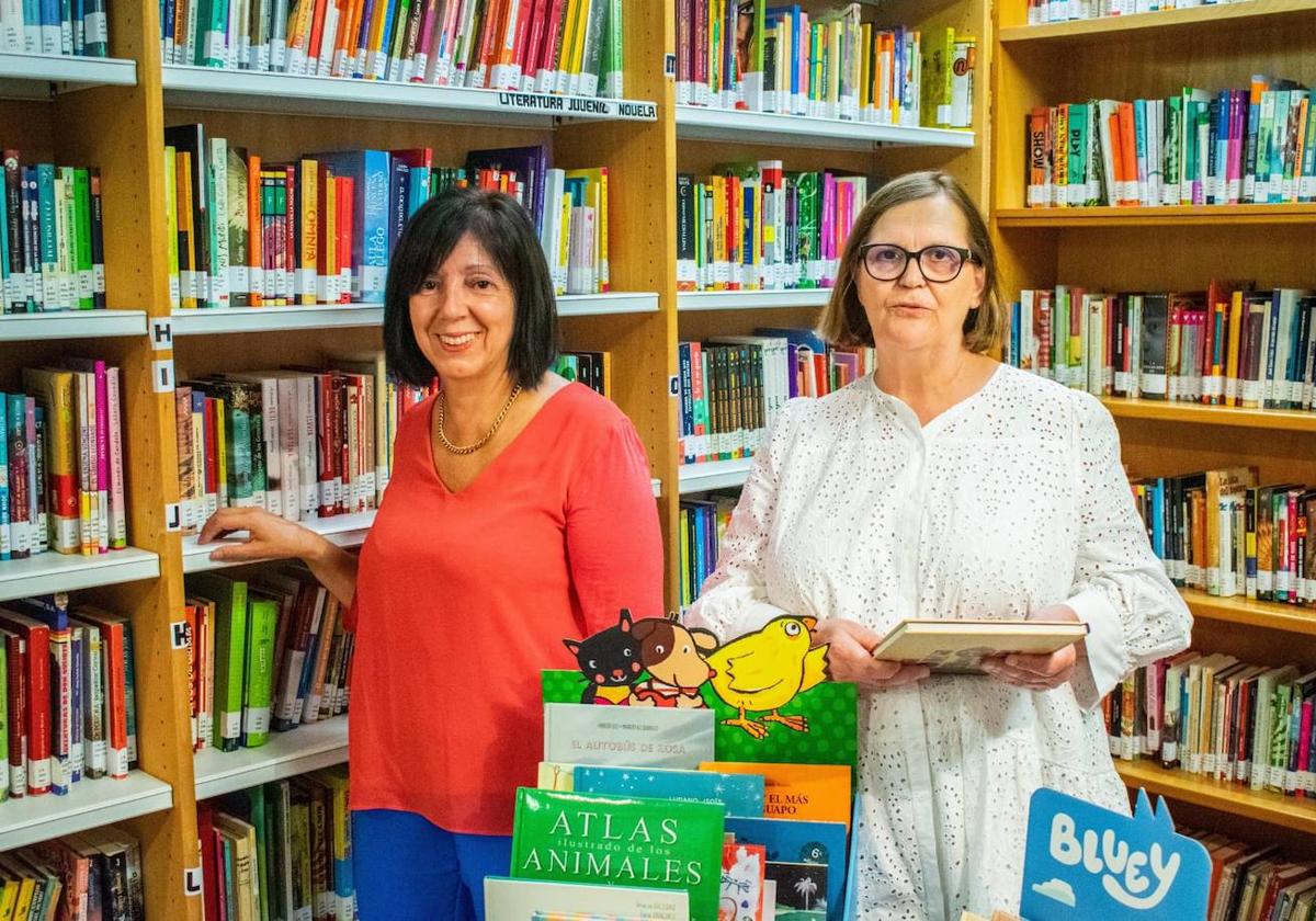 Mari Carmen (izquierda), junto a la otra bibliotecaria de Cenicero.