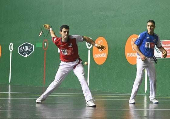 Altuna golpea la pelota con la mano derecha en un partido ante el pelaire Darío Gómez.