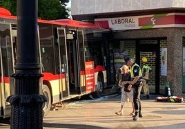 Un agente ayuda a uno de los heridos, ayer, en el lugar del siniestro.