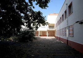 Residencia Iregua, en avenida de Madrid, con las ventanas tapiadas.