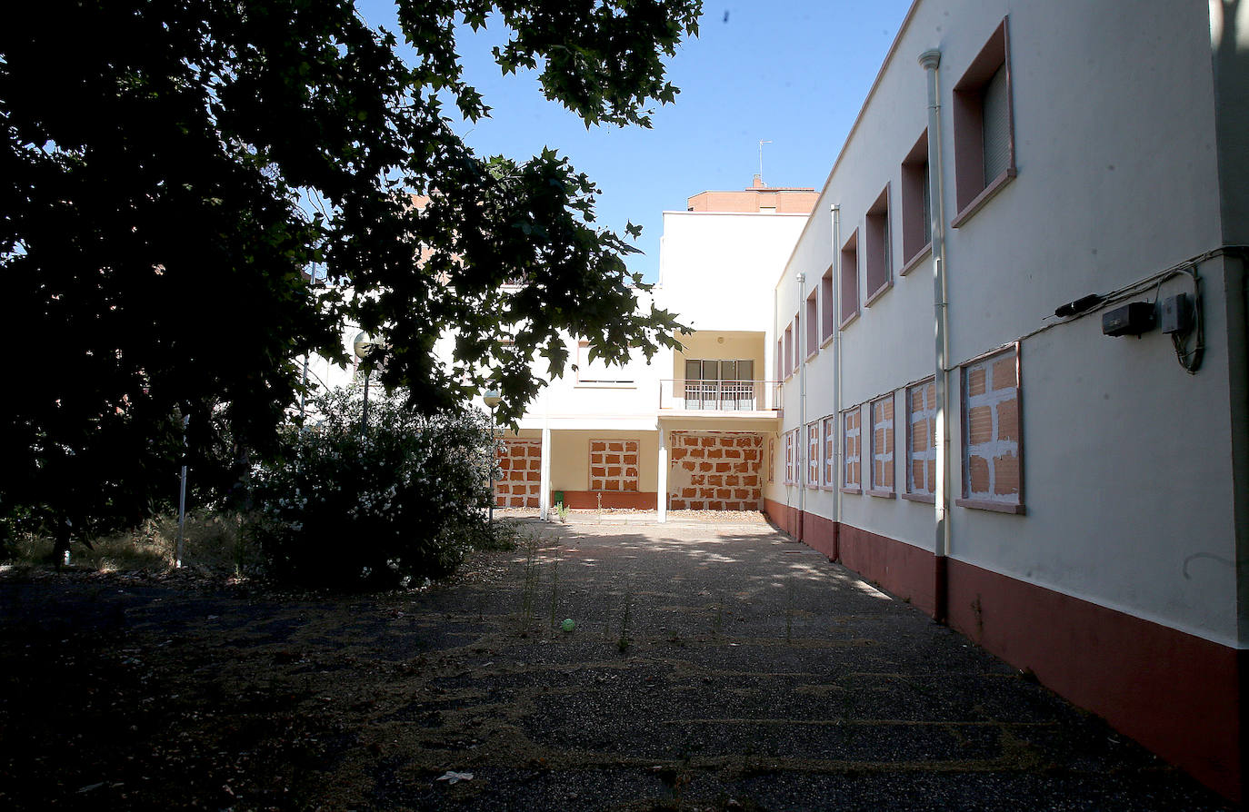 Residencia Iregua, en avenida de Madrid, con las ventanas tapiadas.