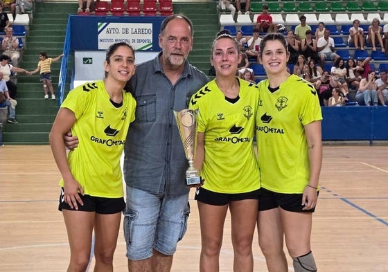 Carlas Rivas, Lorena Pérez y Taty Lozano, con el trofeo del Ayuntamiento de Laredo.