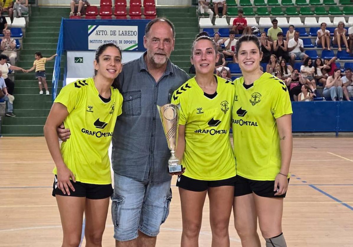 Carlas Rivas, Lorena Pérez y Taty Lozano, con el trofeo del Ayuntamiento de Laredo.