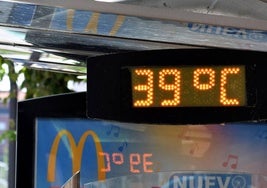 El termómetro de una marquesina de Logroño marca 39 grados este sábado.