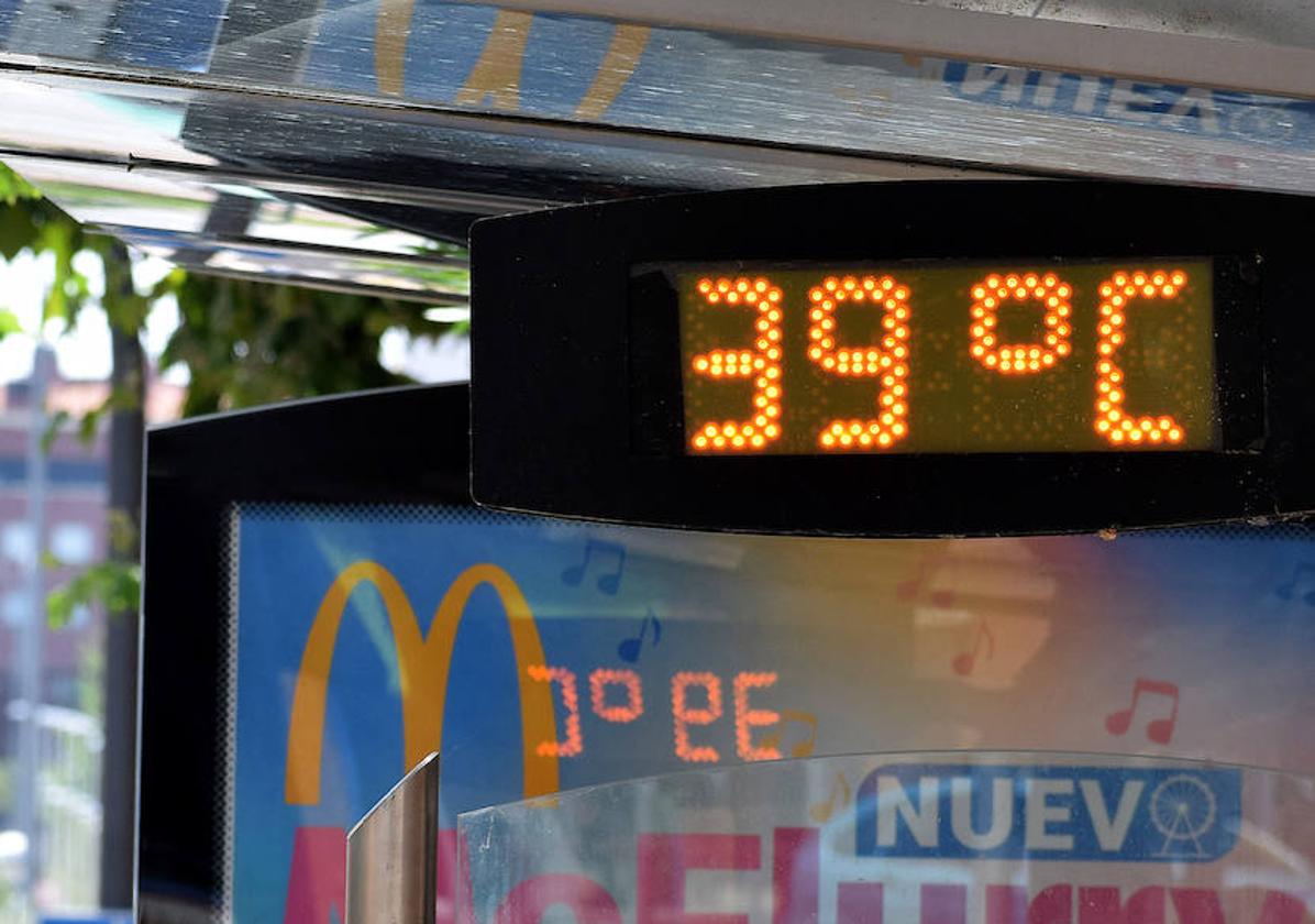 El termómetro de una marquesina de Logroño marca 39 grados este sábado.