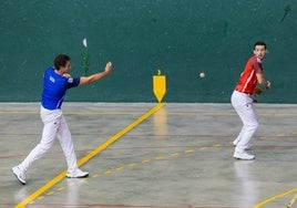 Darío Gómez golpea la pelota ante la atenta mirada de Altuna III.