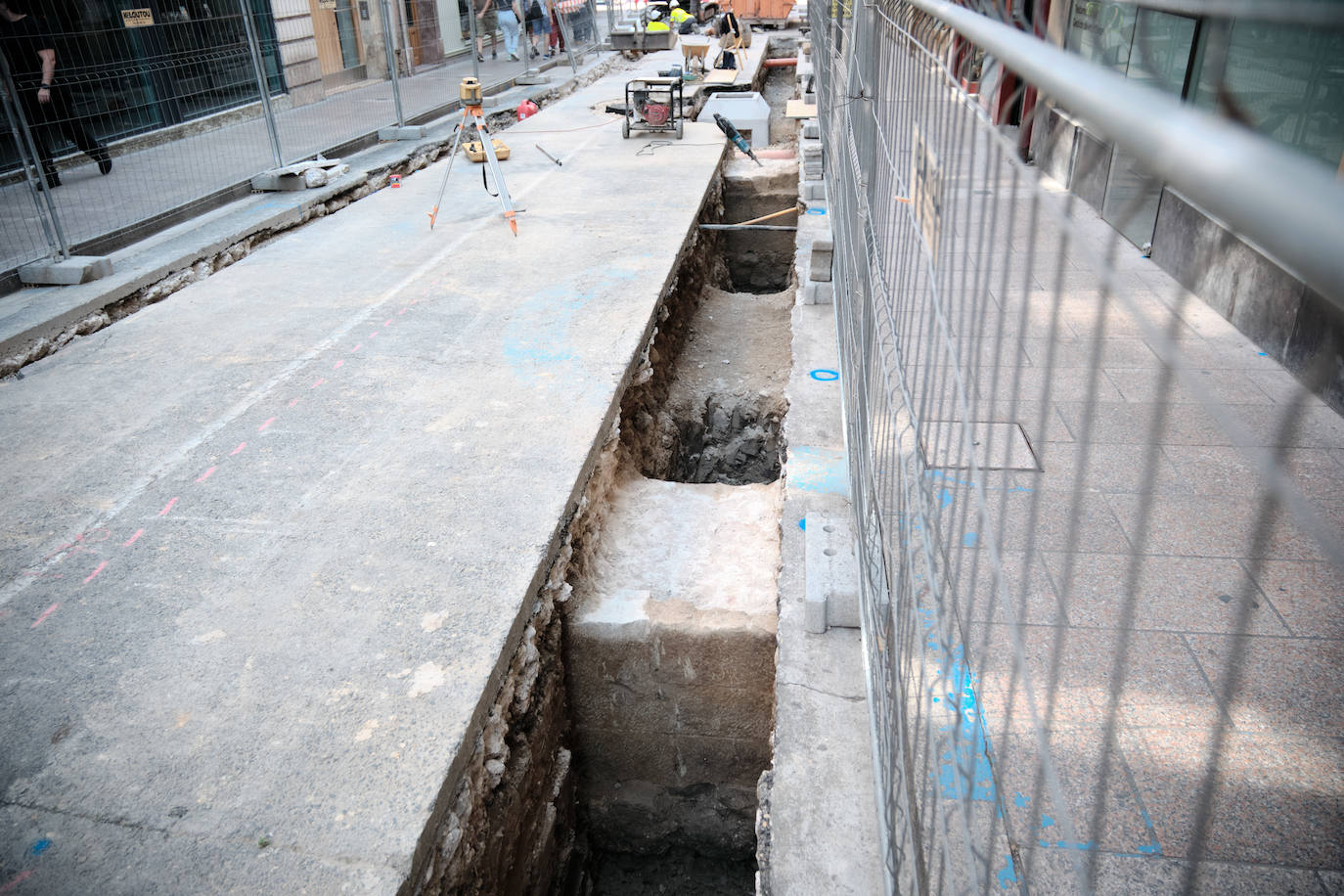 Hallazgo arqueológico durante las obras de la calle Sagasta estos días.